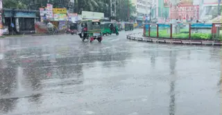 মৌসুমী বায়ুর প্রভাবে বরিশালে থেমে থেমে বৃষ্টি, ভোগান্তিতে স্থানীয়রা